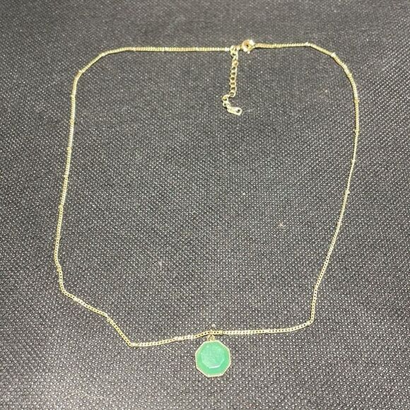 Delicate necklace with green stone - Picture 3 of 8